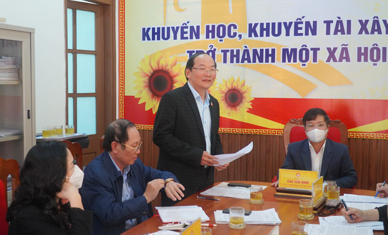 Đồng chí Chủ tịch Hội Khuyến học tỉnh Trần Xuân Vinh thông tin về kết quả hoạt động của Hội Khuyến học Quảng Bình.