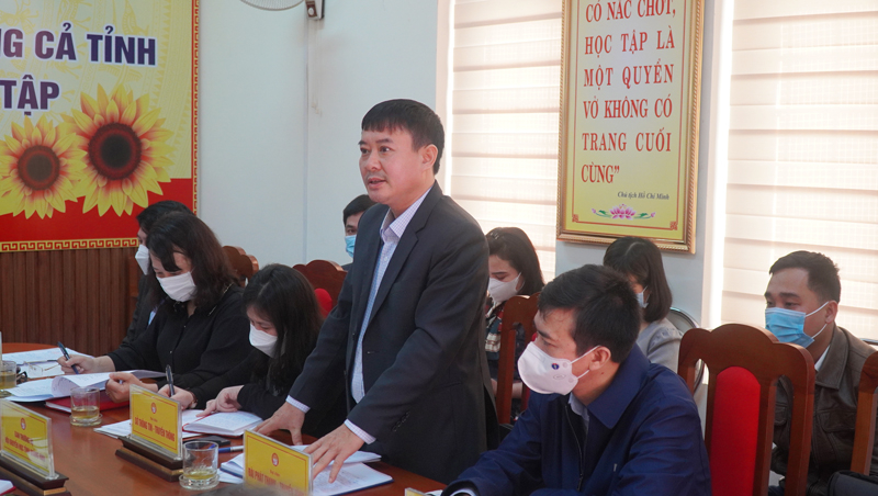  Đại diện lãnh đạo Sở Thông tin-Truyền thông trao đổi về công tác nâng cao công tác tuyên truyền trong thời gian tới.