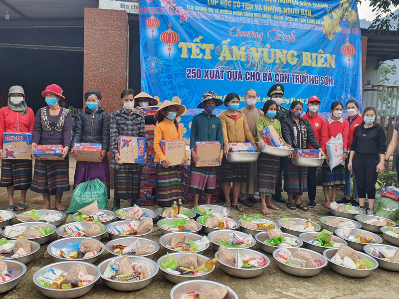 Đoàn trao quà cho bà con Vân Kiều ở bản Cây Sú, xã Trường Sơn.