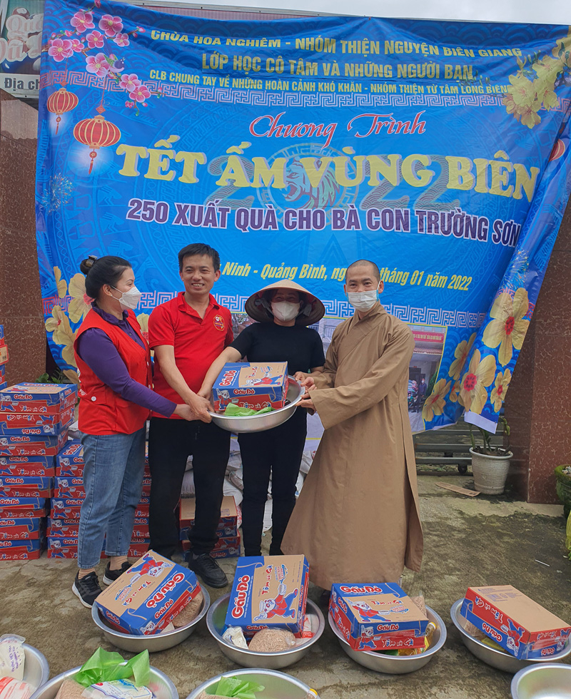 Đoàn trao quà cho bà con Vân Kiều ở bản Cây Sú, xã Trường Sơn.