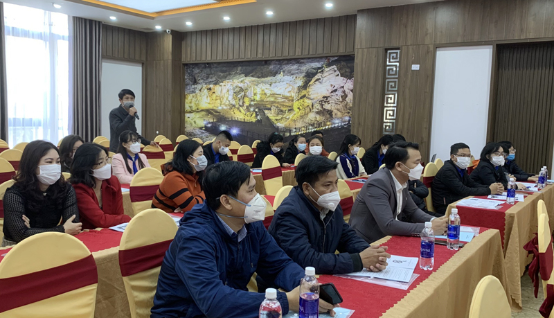 Các đại biểu cơ sở chia sẻ kinh nghiệm thực tiễn trong triển khai xây dựng môi trường không khói thuốc.