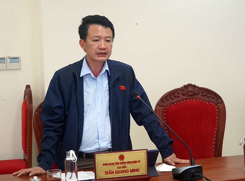 Đại biểu Trần Quang Minh thảo luận tại tổ.