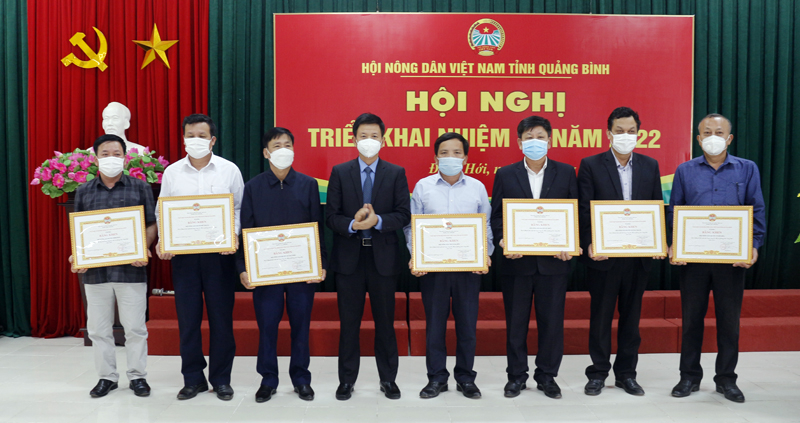 Chủ tịch Hội Nông dân tỉnh Trần Tiến Sỹ tặng bằng khen cho các tập thể tập thể, cá nhân vì đã có thành tích xuất sắc trong công tác hội và phong trào nông dân năm 2021.