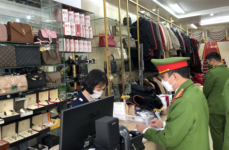 Số hàng hóa gồm áo quần, túi xách, đồng hồ tại cửa hàng Mivaly đều không có hóa đơn, chứng từ chứng minh nguồn gốc xuất xứ.