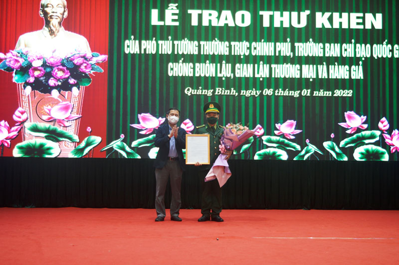 Đồng chí Lê Thanh Hải, Chánh Văn phòng Ban chỉ đạo 389 Quốc gia trao thư khen cho đại diện Bộ chỉ huy Bộ đội Biên phòng Quảng Bình, Cục Hải quan và Công an tỉnh.