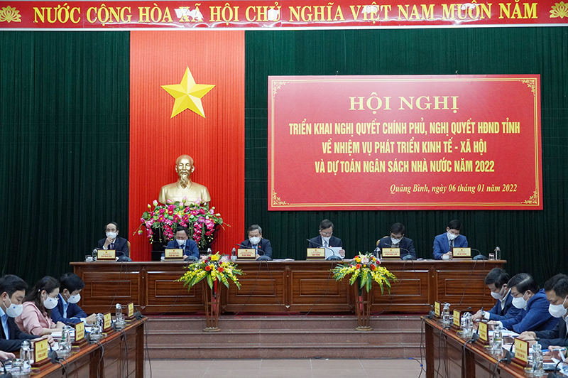 Các đồng chí lãnh đạo tỉnh chủ trì và điều hành hội nghị