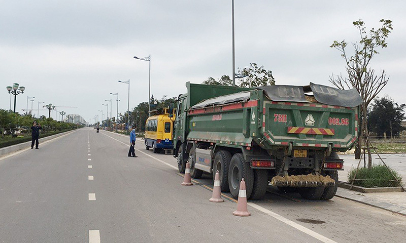 Lực lượng Thanh tra Sở GTVT kiểm tra, xử lý vi phạm trên các tuyến đường có nhiều phương tiện hoạt động.