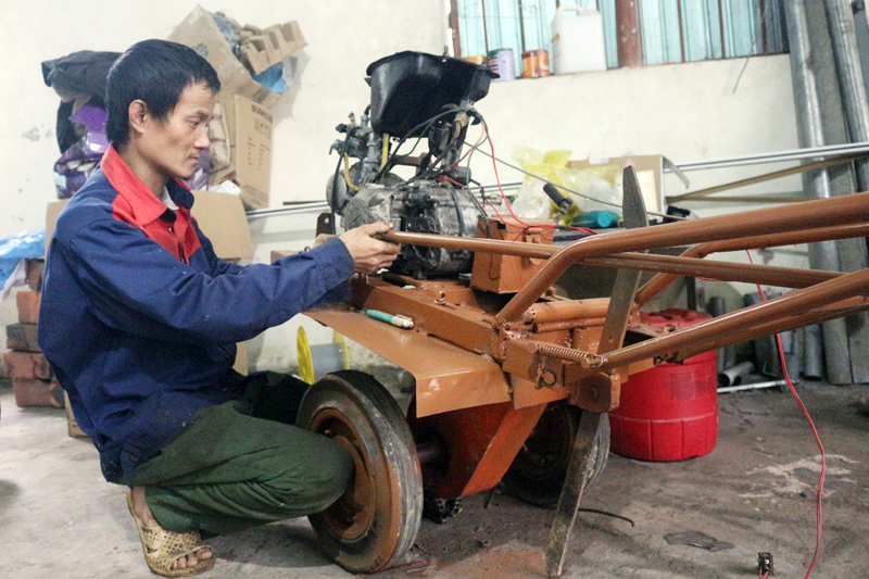 Hà đang hoàn thiện chiếc máy làm đất do khách hàng đặt