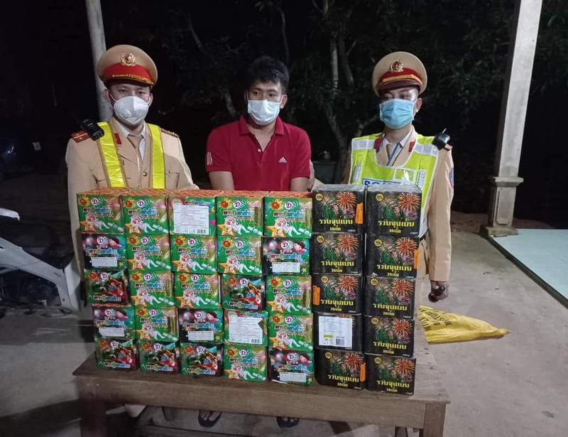 Lực lượng chức năng bắt giữ đối tượng cùng tang vật