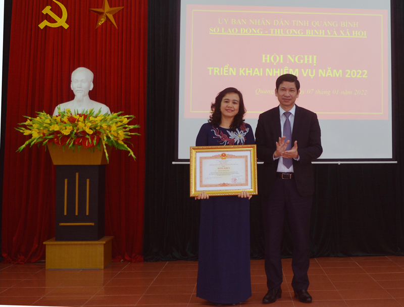 hừa ủy quyền, đồng chí Hồ An Phong, Tỉnh ủy viên, Phó Chủ tịch UBND tỉnh trao bằng khen của Thủ tướng Chính phủ của 1 cá nhân.
