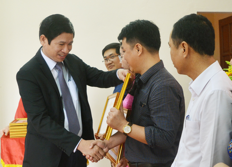 Thừa ủy quyền, đồng chí Hồ An Phong, Tỉnh ủy viên, Phó Chủ tịch UBND tỉnh trao bằng khen của Thủ tướng Chính phủ của 1 cá nhân.