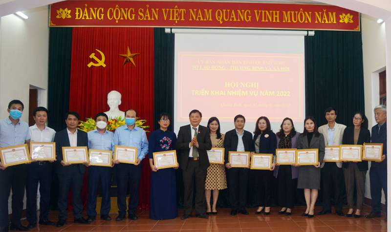 Giám đốc Sở LĐ-TB và XH trao giấy khen tặng các tập thể có thành tích xuất sắc trong công tác năm 2021. 