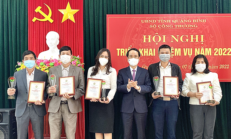 Thừa ủy quyền của Bộ trưởng Bộ Công thương, đồng chí Phó Chủ tịch UBND tỉnh Phan Mạnh Hùng trao chứng nhận sản phẩm công nghiệp nông thôn tiêu biểu cấp quốc gia năm 2021 cho các đơn vị.