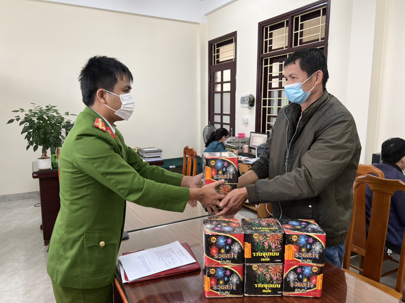 Số pháo do anh Võ Văn Tuấn tự nguyện giao nộp tại Công an TP. Đồng Hới.
