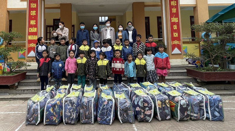 Trao đồ ấm cho trẻ em vùng khó khăn