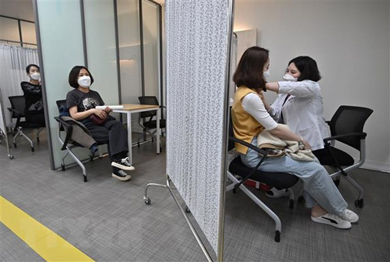Nhân viên y tế tiêm vaccine phòng COVID-19 cho người dân tại Seoul, Hàn Quốc. (Ảnh: AFP/TTXVN)