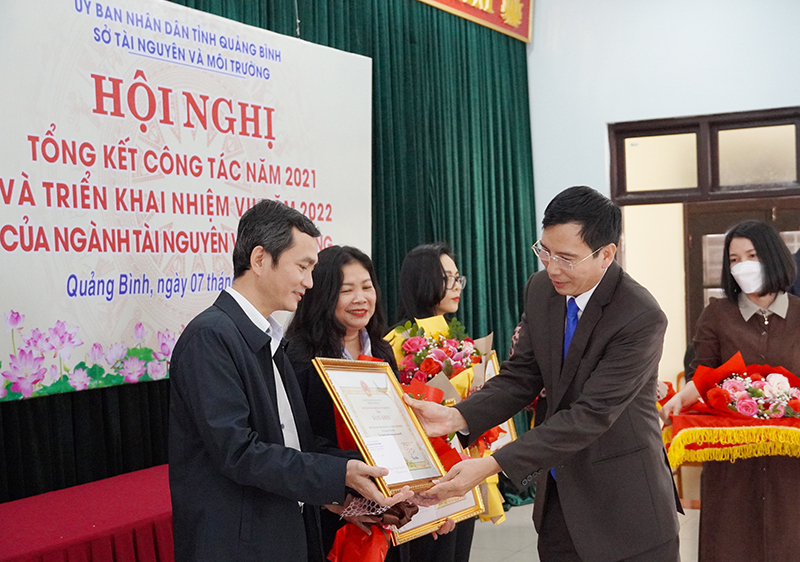 Lãnh đạo Sở TN&MT trao bằng khen của Chủ tịch UBND tỉnh cho các tập thể.