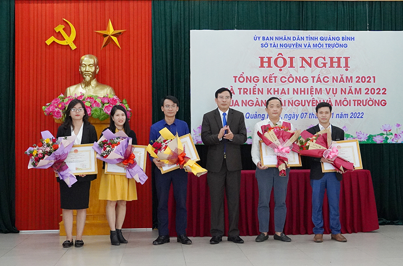 Lãnh đạo Sở TN&MT trao bằng khen của Chủ tịch UBND tỉnh cho các tập thể.