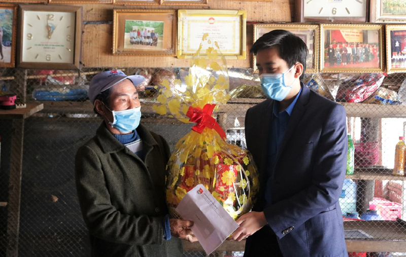 Đại diện Ban thường vụ Tỉnh đoàn thăm, tặng quà các già làng, trưởng bản.