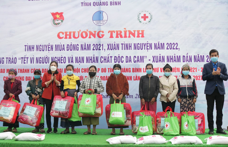 Ban tổ chức trao tặng quà cho người dân bản K ai.