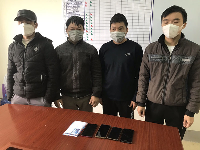 Các đối tượng và tang vật tại cơ quan điều tra.