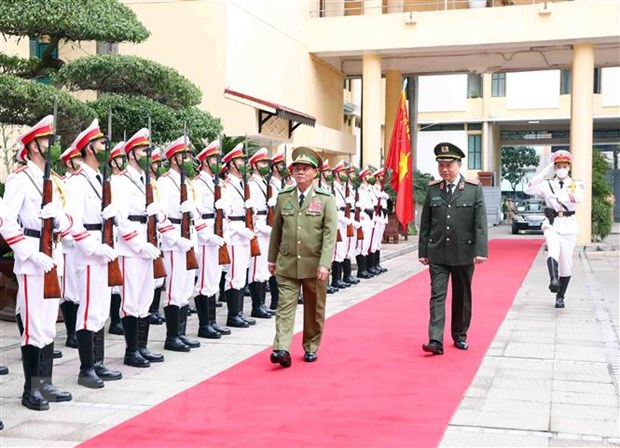 Đại tướng Vilay Lakhamphong, Ủy viên Bộ Chính trị, Bộ trưởng Bộ Công an nước Cộng hòa Dân chủ Nhân dân Lào duyệt đội danh dự Công an nhân dân Việt Nam. (Ảnh: Phạm Kiên/TTXVN)