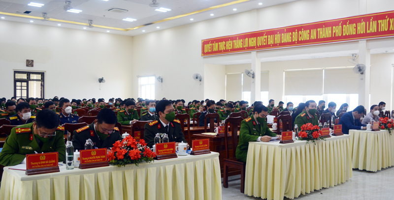 Đại tá Trần Quang Hiếu, Phó Giám đốc Công an tỉnh trao tặng danh hiệu “Đơn vị quyết thắng” cho các tập thể.