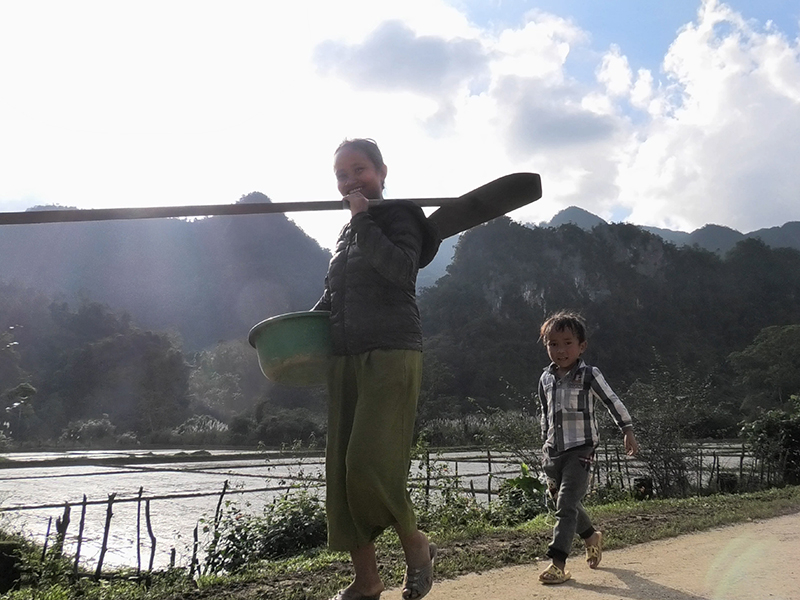 Chị Cao Thị Toàn, bản Mò O Ồ Ồ, xã Thượng Hóa huyện Minh Hóa vui mừng về nhà khi đã hoàn thành công việc.