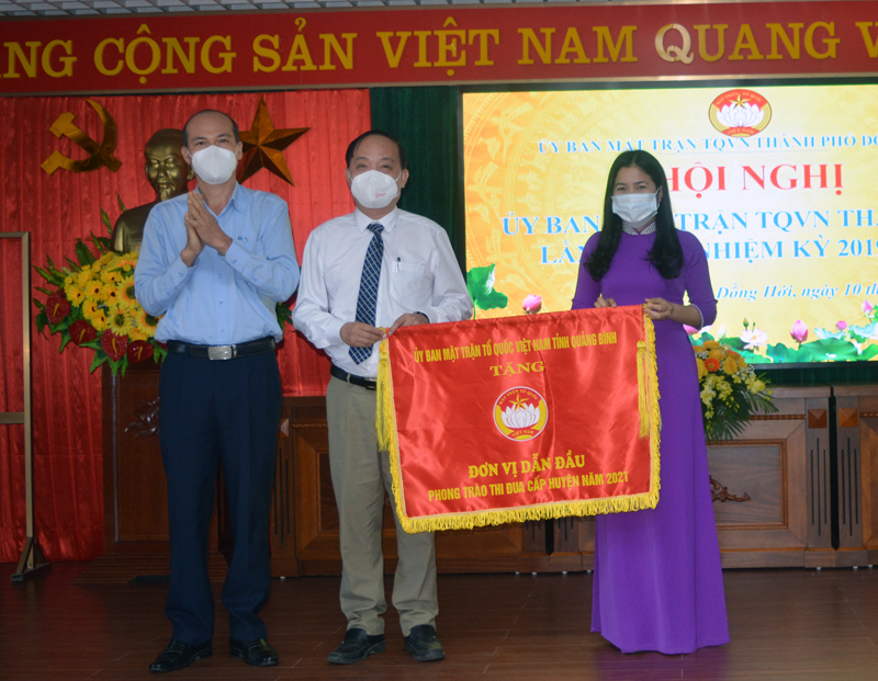 Đại diện lãnh đạo MTTQVN tỉnh trao cờ đơn vị dẫn đầu trong phong trào thi đua cấp huyện cho Ủy ban MTTQVN TP. Đồng Hới.