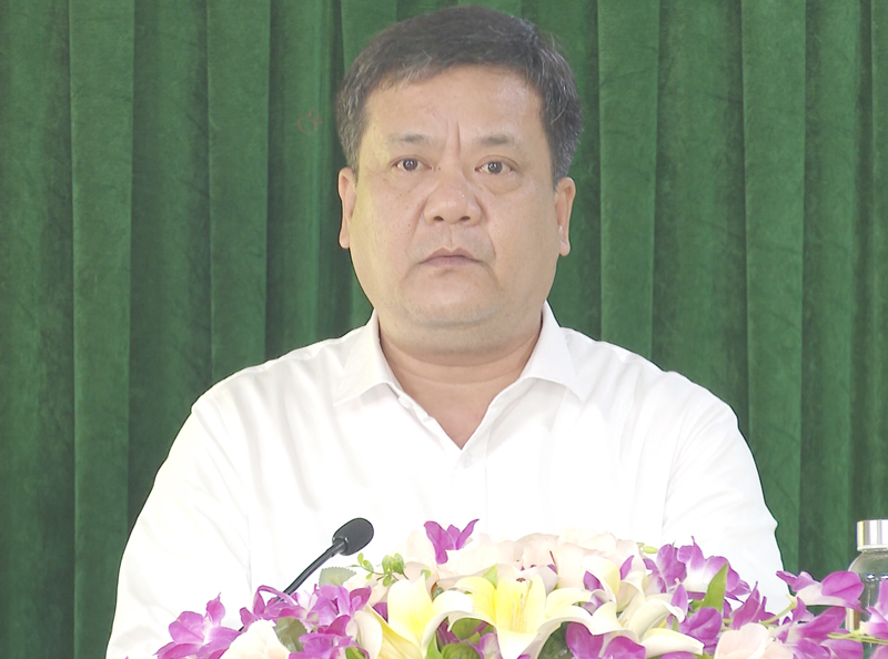 Đồng chí Trần Phong, Ủy viên Ban Thường vụ Tỉnh ủy, Bí thư Thành ủy Đồng Hới phát biểu tại hội nghị.