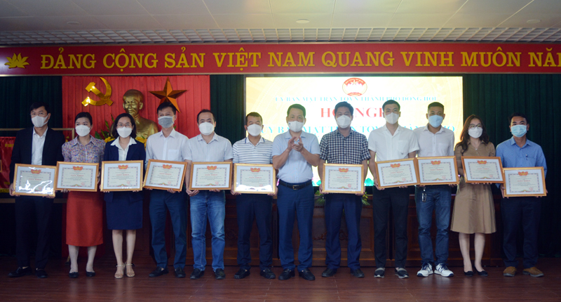 Đại diện lãnh đạo TP. Đồng Hới trao giấy khen cho các đơn vị có nhiều đóng góp trong công tác phòng, chống dịch Covid-19 năm 2021.
