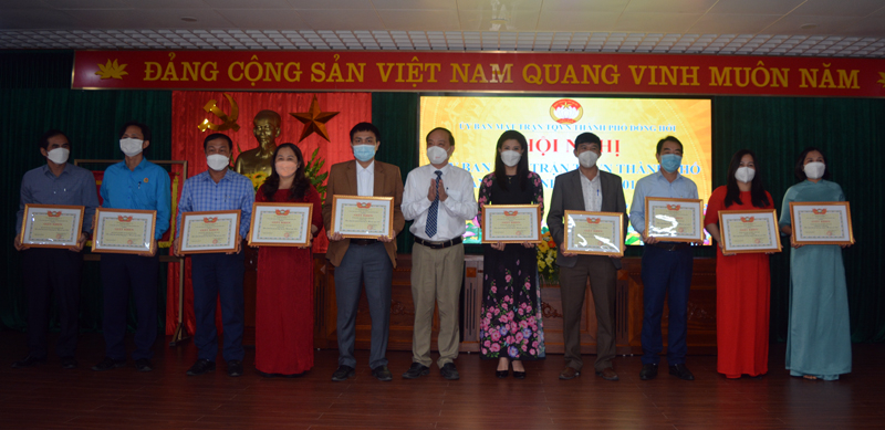  Đại diện Ủy ban MTTQVN TP. Đồng Hới trao giấy khen cho các tập đạt thành tích xuất sắc trong công tác năm 2021