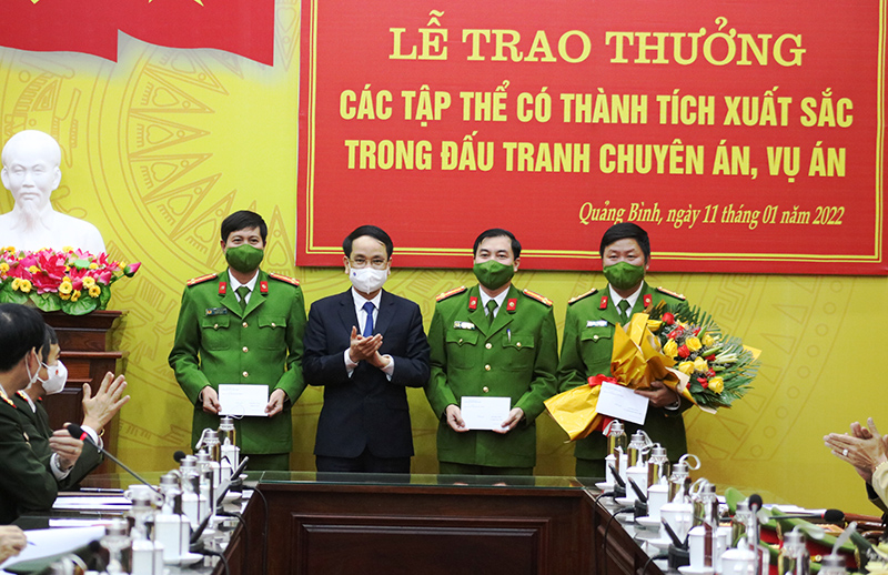 Đồng chí Phan Mạnh Hùng, Phó Chủ tịch UBND trao quyết định khen thưởng của UBND tỉnh cho các tập thể 