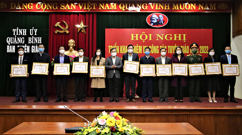 Đồng chí Bí thư Tỉnh ủy Vũ Đại Thắng trao bằng khen của Ban Thường vụ Tỉnh ủy cho các tập thể.