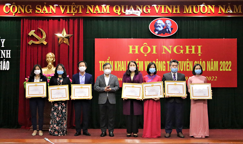   Đồng chí Bí thư Tỉnh ủy Vũ Đại Thắng trao bằng khen của Ban Thường vụ Tỉnh ủy cho các cá nhân.