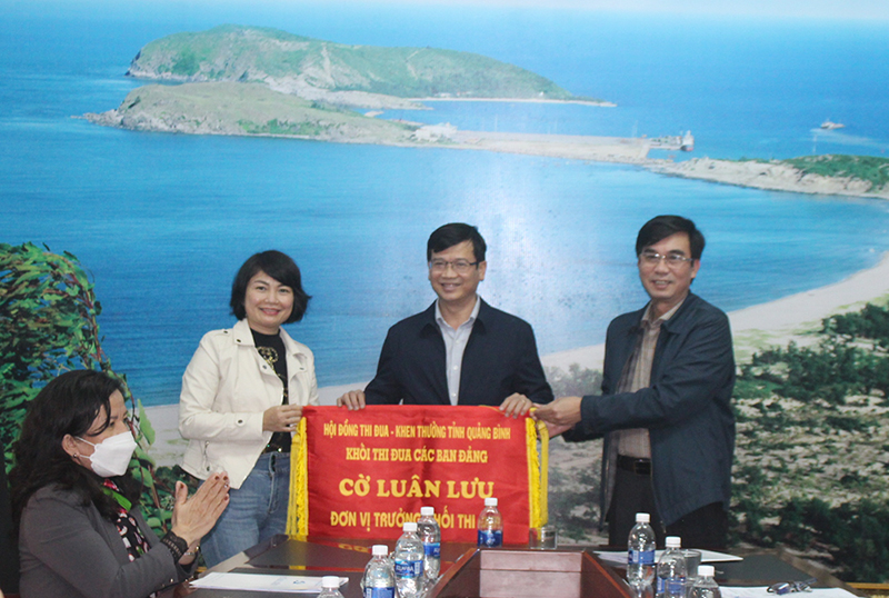  Đại diện Đảng ủy Khối Các cơ quan tỉnh, đơn vị Trưởng khối thi đua các ban Đảng năm 2021 bàn giao nhiệm vụ Trưởng khối năm 2022 cho Đảng ủy Khối Doanh nghiệp tỉnh. 