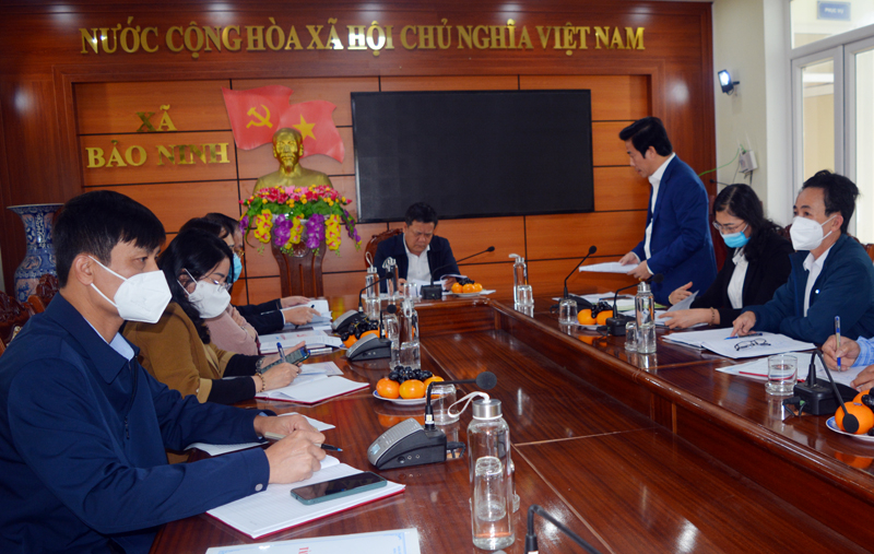 Đại diện lãnh đạo xã Bảo Ninh báo cáo tình hình kinh tế-xã hội với đoàn công tác.