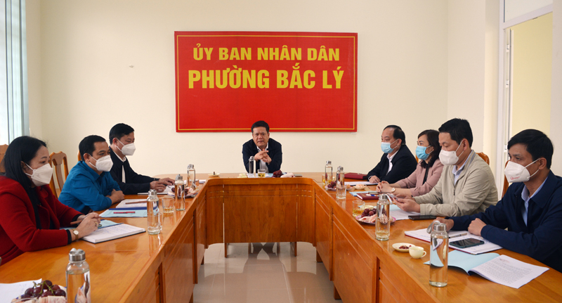 Đoàn công tác trao đổi tình hình phòng chống dịch Covid-19 tại phường Bắc Lý.