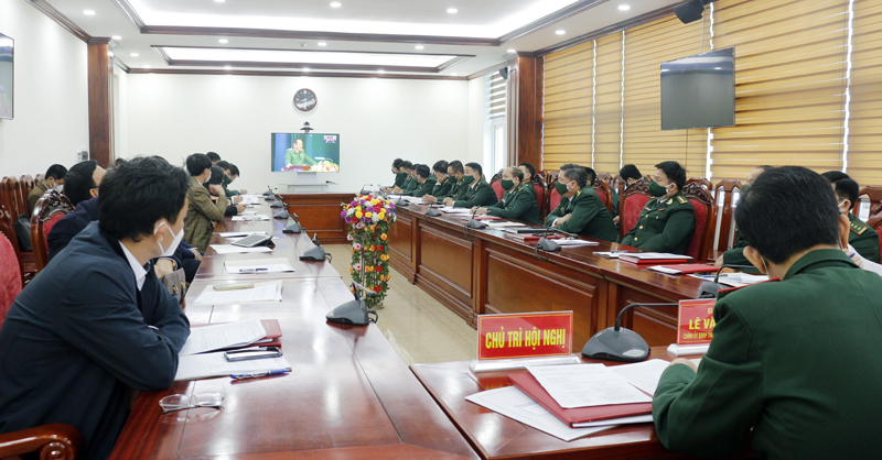 Đại biểu theo dõi hội nghị.