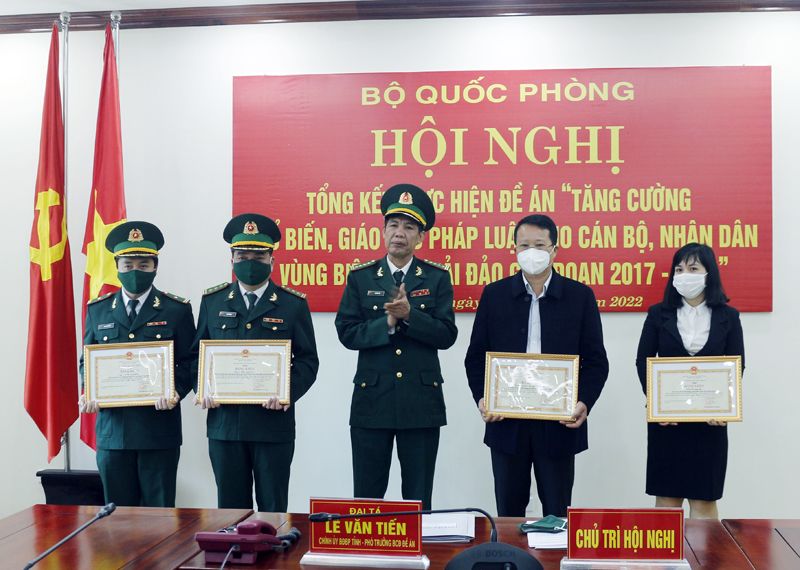 Thừa ủy quyền của Bộ trưởng Bộ Quốc phòng, đại tá Lê Văn Tiến trao bằng khen của Bộ trưởng Bộ Quốc phòng cho các tập thể, cá nhân.