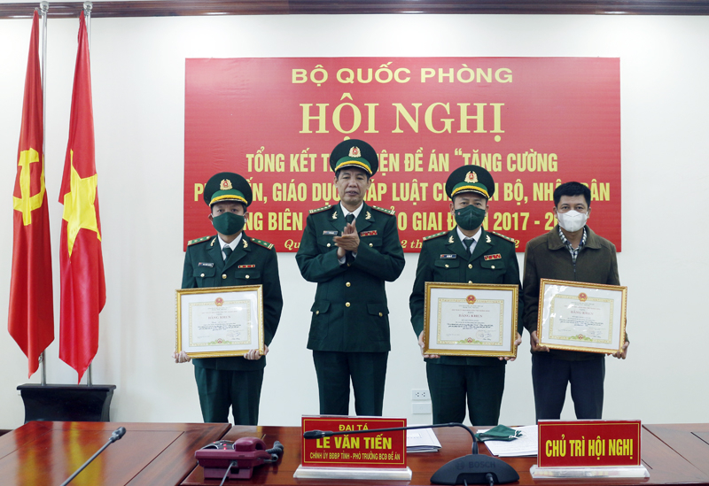 Các tập thể, cá nhân được tặng bằng khen của Chủ tịch UBND tỉnh.