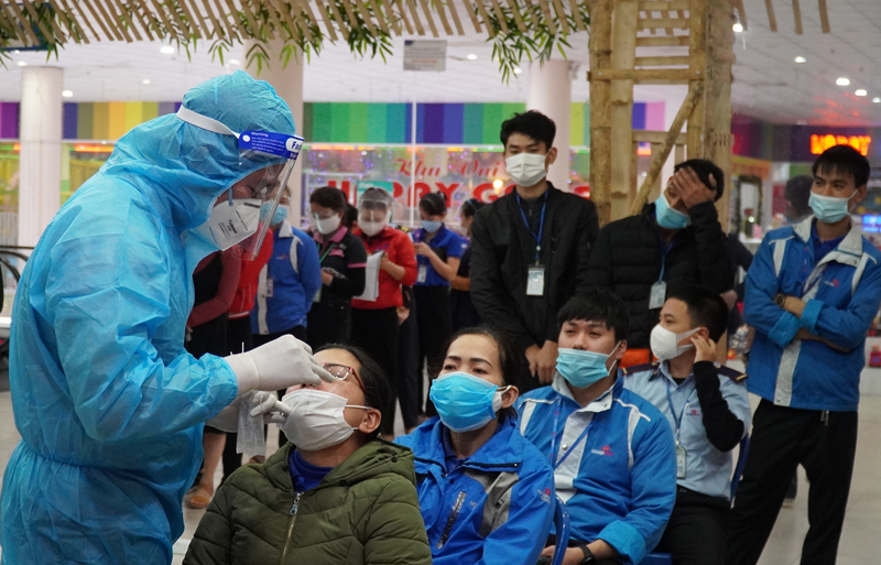 CDC Quảng Bình triển khai lấy mẫu xét nghiệm tầm soát SARS-CoV-2 tại Siêu thị CoopMart.