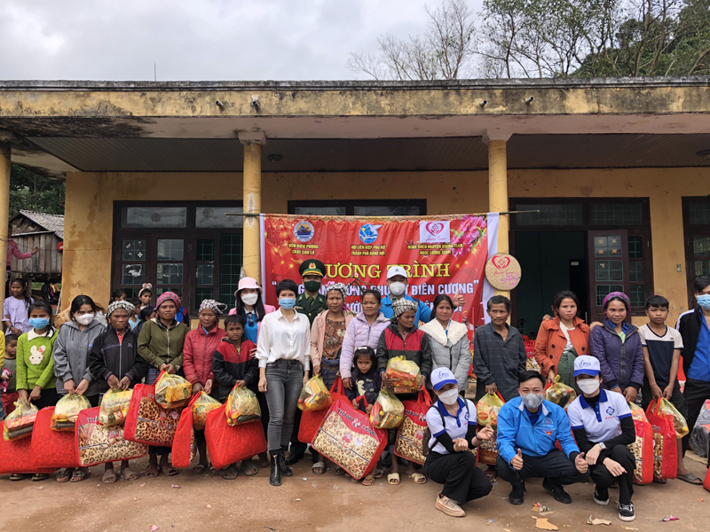 Đoàn trao tặng quà Tết cho bà con bản Ba Lóc