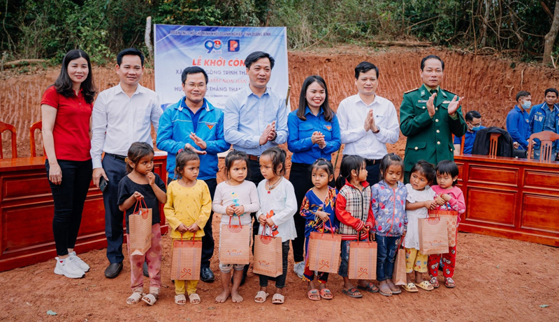 Đoàn khối DN tỉnh bàn giao công trình trường học tại xã Thượng Trạch, Bố Trạch (Ảnh chụp trước thời điểm dịch Covid-19 bùng phát).