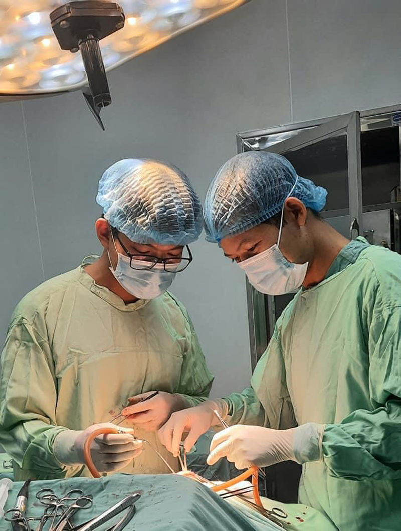 Các bác sỹ thực hiện ca phẫu thuật ghép da cho bệnh nhân 