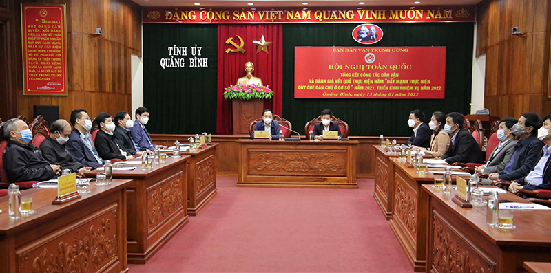 Đồng chí Phó Bí thư Thường trực Tỉnh ủy Trần Hải Châu và đồng chí Trưởng ban Dân vận Tỉnh ủy Lê Văn Bảo chủ trì hội nghị tại điểm cầu Quảng Bình. 