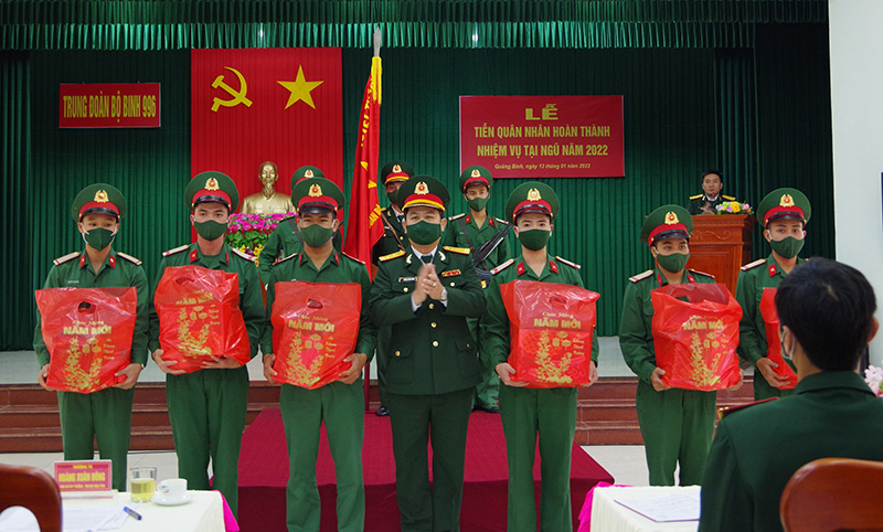 Thủ trưởng Bộ CHQS tỉnh tặng quà cho các quân nhân xuất ngũ 