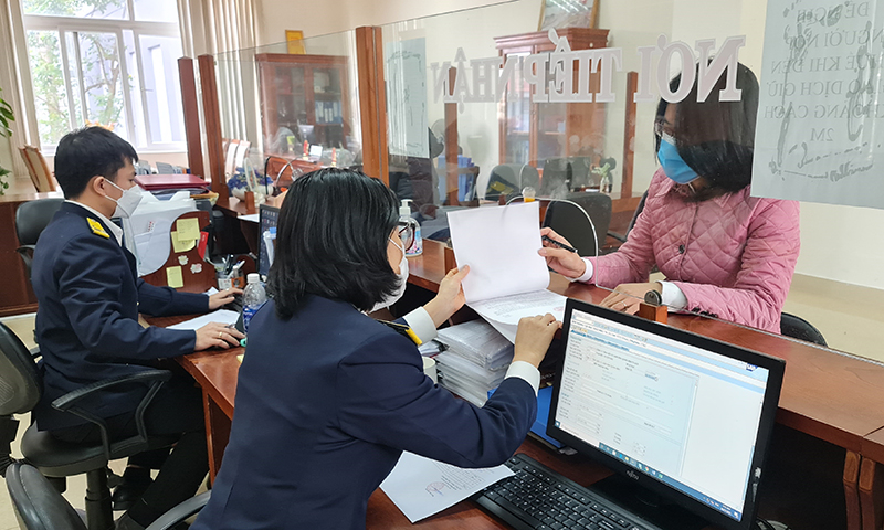 Cán bộ, công chức Cục Thuế tỉnh hỗ trợ người nộp thuế làm thủ tục kê khai thuế.