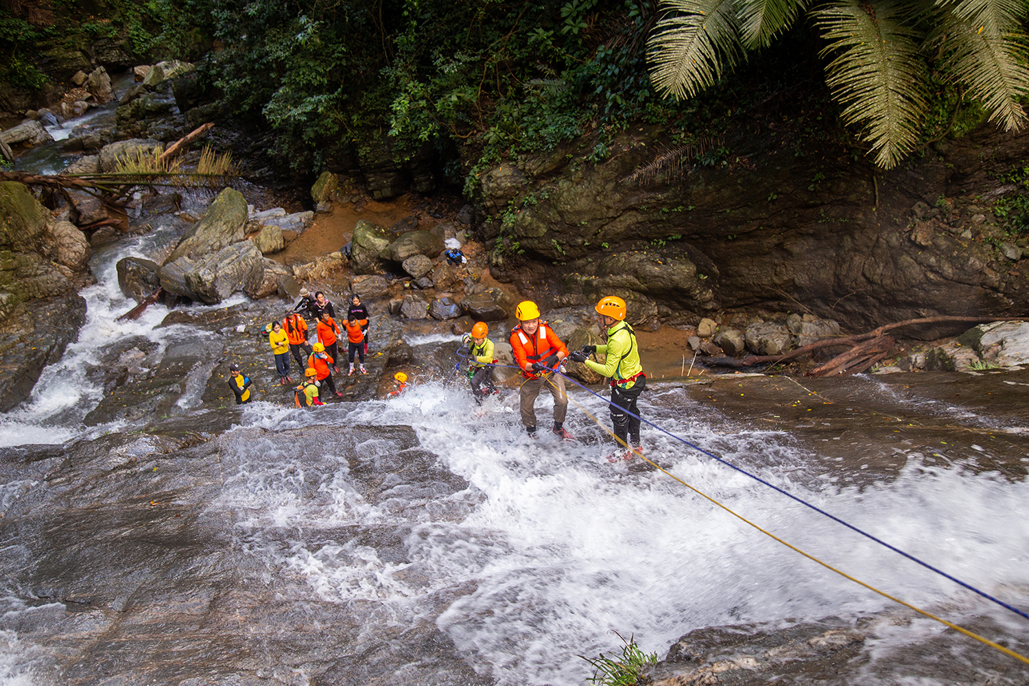Trải nghiệm vượt thác trong tour khám phá Động Châu-Khe Nước Trong của Netin Travel.