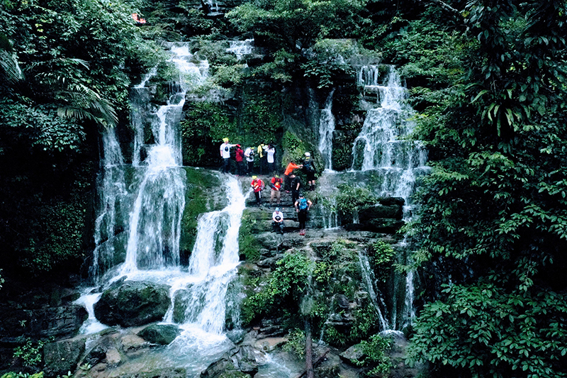 Thác Mây-điểm nhấn ấn tượng trong tour khám phá hang Hổ của Jungle Boss.